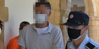 Okul penceresinden girdi