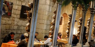 Kapalı alan yasağı olan İspanya'da Katolik kilisesi, Müslümanlara iftar yemeği vermeye başladı