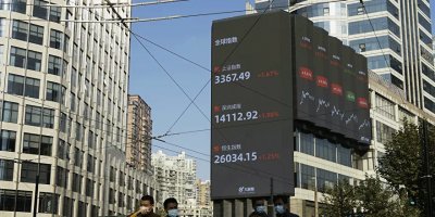 Çin'de sallanan 355 metrelik gökdelen paniğe neden oldu