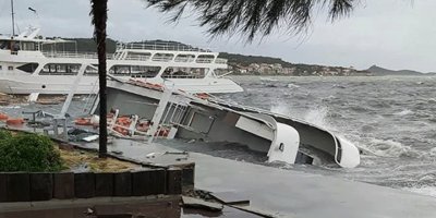 Ayvalık'ta fırtına: 20 tekne battı