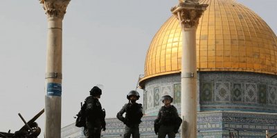 İsrail polisi, cuma namazı sonrası Mescid-i Aksa’daki cemaate ses bombalarıyla saldırdı