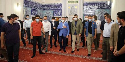 Oktay, Lefkoşa'da AKP'li gençlerle sabah namazında buluştu