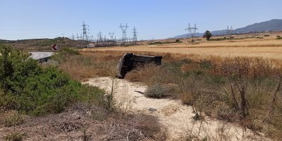 Direksiyon hakimiyetini kaybedip, yoldan tarlaya uçtu!