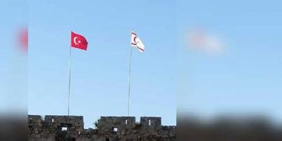 Dikilen Bayrak Direkleri Polemiğe Neden Oldu