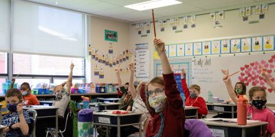 Kızının kılığına girip tüm gün okuldaki derslere giren anneye gözaltı