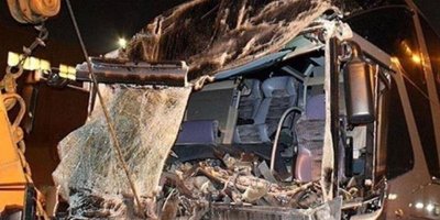 Zambiya'da yolcu taşıyan kamyon devrildi