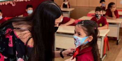 Okullarda karneler ve diplomalar bugün de verilmeye devam ediyor