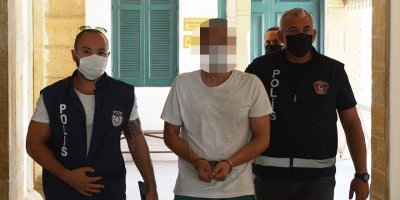 “Komodin içerisinde uyuşturucu bulundu”