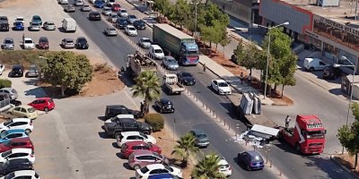 Tırın dorsesi yerinden çıktı