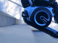 Bu elektrikli sandalye merdivenleri tırmanabiliyor…