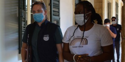 Önce dövdü, sonra pasaport ve telefonunu aldı