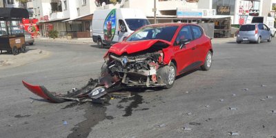 Sorunlu kavşakta yine kaza, iki araç çarpıştı