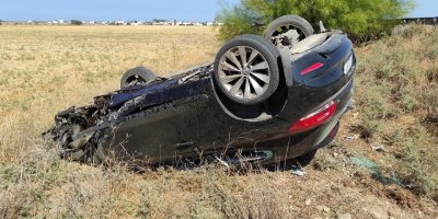 Araç bariyerlere çarpıp takla attı!