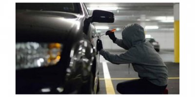 Arabadaki çek defterini çaldı.