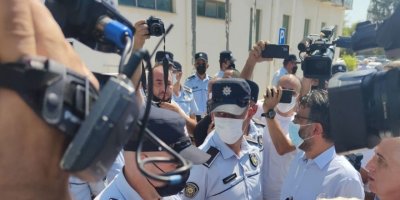 Yumurta atıp siyah çelenk bıraktılar.