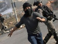 İsrail güçlerinin Ramallah'ta bir kasabaya düzenlediği baskında çok sayıda kişi gaz bombası nedeniyle boğulma tehlikesi geçirdi