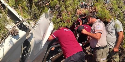 Tır yoldan çıktı, sıkışan sürücü ekiplerce çıkarıldı