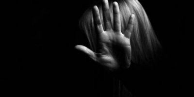 Eşinin kulağını parçaladı