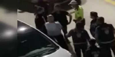 Alkollü baba yanındaki iki çocuğuyla birlikte tartıştığı polislerin üzerine aracını sürüp kaçtı