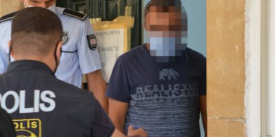 Sokakta yürüyen kadının kalçasını sıktı