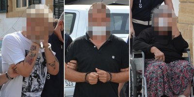 Kan lekelerini duvar kağıdı ile kapattılar