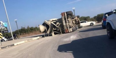 İskele'de beton mikseri devrildi