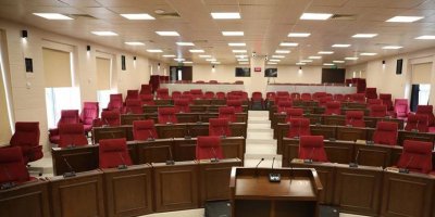 Mecliste koltuklar bugün de boş