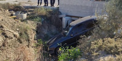 İki araç çarpıştı, araçlardan biri dere yatağına düştü