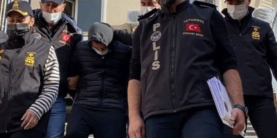 Hakimin karşısında gülüyor