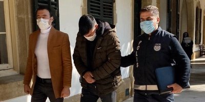 Paketçinin burnunu kırdı!