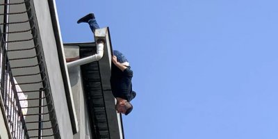 Eşine kızıp damdan atladı, komşusunun üzerine düştü