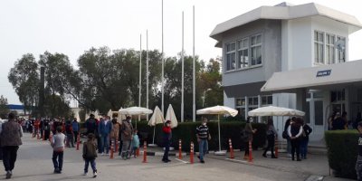 Lefkoşa Fuar Alanı’nda PCR testi yaptırmak isteyenleri uzun kuyruklar bekliyor
