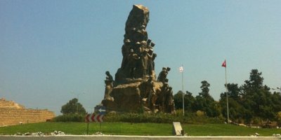 Mağusa’da Anıt Çemberi'ne Yunan Bayrağı asmak istedi