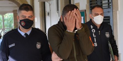 Sapık cep telefonu ile kızların kalçalarının resmini çekti!