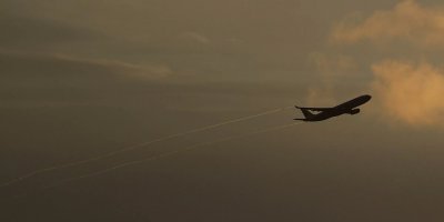 Hindistan'da uçakta uyuyakalan kargo işçisi, gözünü Birleşik Arap Emirlikleri'nde açtı