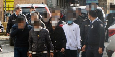 Güneye ‘kaçak’ olarak geçmek isterken tutuklanan 17 kişi mahkemeye çıkarıldı