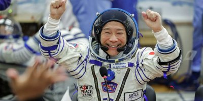 Japon milyarder ile asistanı uzay gezisi sonrası Dünya'ya döndü
