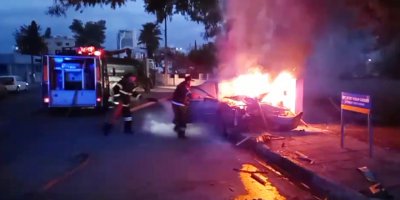 Elektrik direğine çarpan araç alev aldı