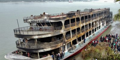 Bangladeş'te feribot yangınında onlarca kişi ölürken diğerleri nehre atlayarak kurtuldu