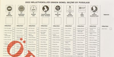 Oy pusulaları renkli değil, siyah beyaz!