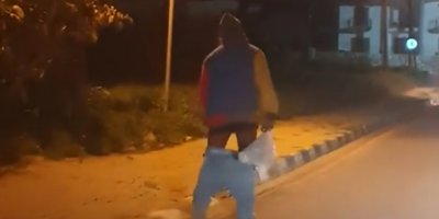 Alsancak'ta sokakta yarı çıplak halde gezdi!