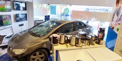 Araba ile mağazanın içine daldı!