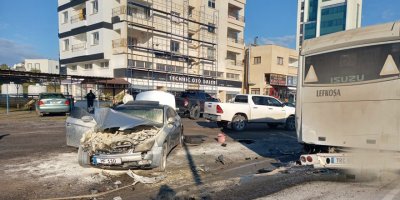 Çarpışmanın etkisiyle salon araçta yangın çıktı