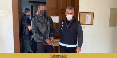 Üzerindeki siyah poşeti pencereden aşağıya attı!