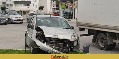 Gönyeli’de kaza: Şoför araç içinde sıkıştı