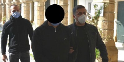 Ofis masası çekmecesinde silah bulundu