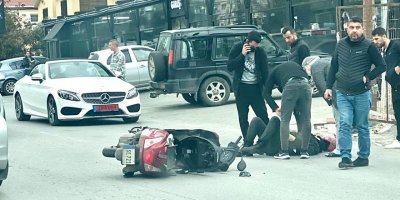 Motosiklet sürücüsünün ayağı kırıldı