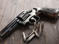 20 yaşındaki gencin arabasından silah ve mermi çıktı!