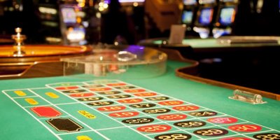 Kumarhane içerisinde bulduğu cüzdanı çaldı