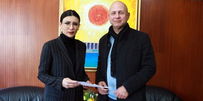 Dr. Okan Dağlı dilekçesini Fazilet Özdenefe’ye sundu